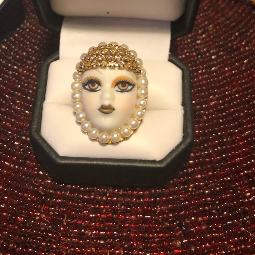 Vintage Porcelain Lady Brooch - Picture 3 of 4